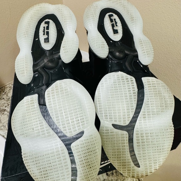 Lebron XIX (19) - Picture 5 of 6